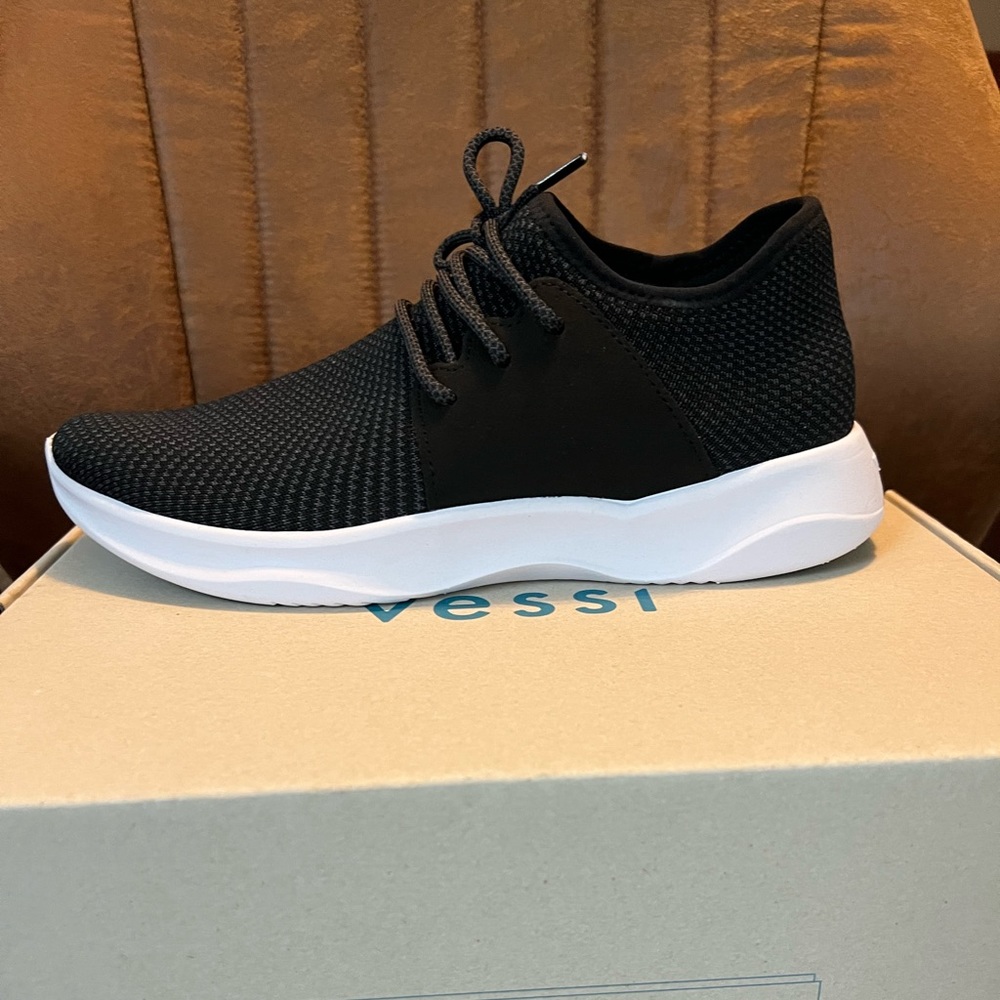 Vessi Mens shoes size 9 “EVERYDAY” Midnight Black. BRAND NEW IN BOX